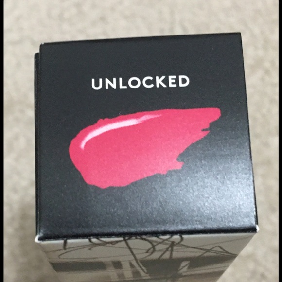 Fenty Beauty Stunna Lip Paint in Unlocked - Picture 2 of 9